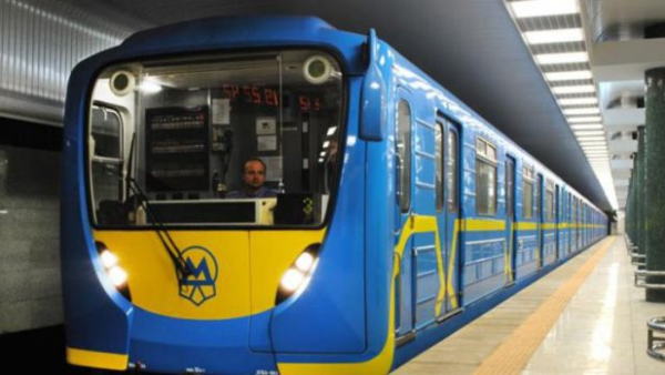 Поїзд метрополітену на станції в Києві