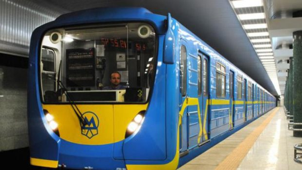 Поїзд метрополітену на станції в Києві