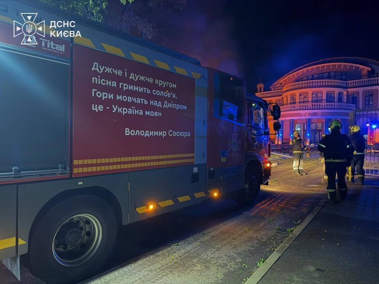 Наслідки пожежі після ворожої атаки у Дніпровському районі