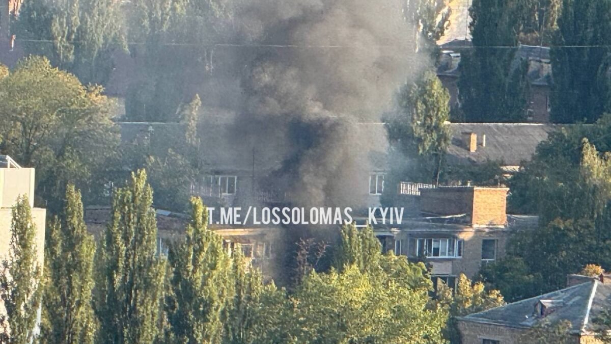 Пошкоджений будинок у Солом'янському районі Києва після падіння уламків