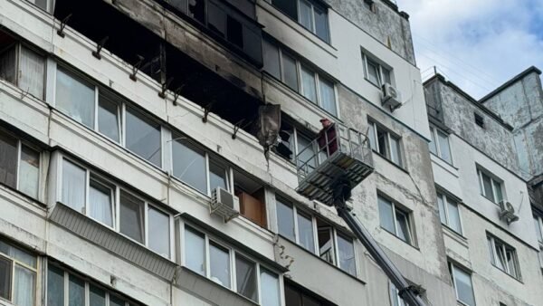 Рятувальники працюють біля пошкодженого житлового будинку в Деснянському районі