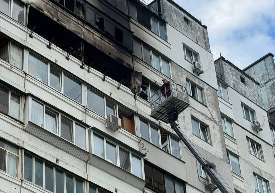 Рятувальники працюють біля пошкодженого житлового будинку в Деснянському районі