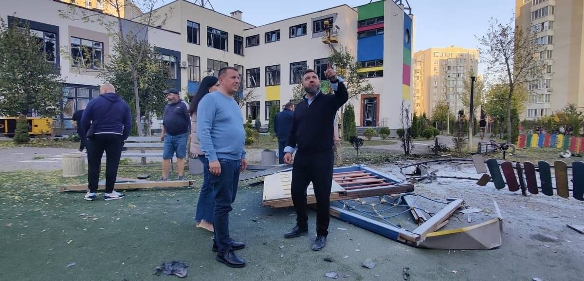 Пошкоджена будівля школи-садочка в Святопетрівському після удару РФ