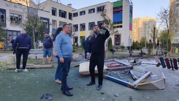Пошкоджена будівля школи-садочка в Святопетрівському після удару РФ