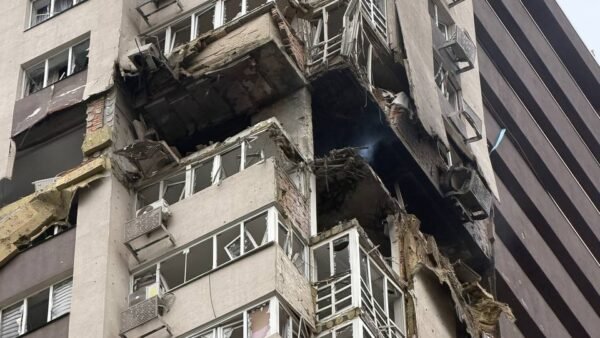 Пошкоджений будинок у Святошинському районі Києва після удару