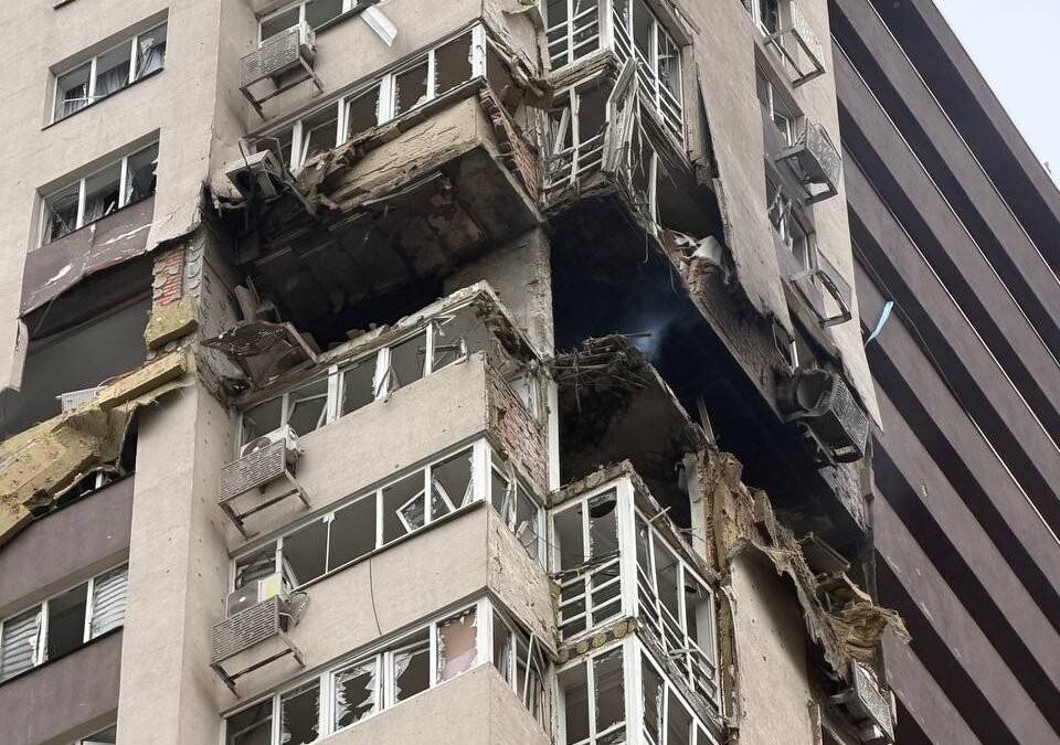 Пошкоджений будинок у Святошинському районі Києва після удару