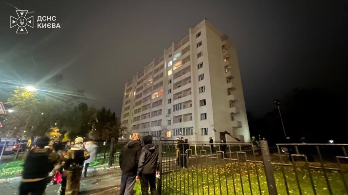 Пошкоджений супермаркет Ашан та студмістечко в Києві після ракетної атаки