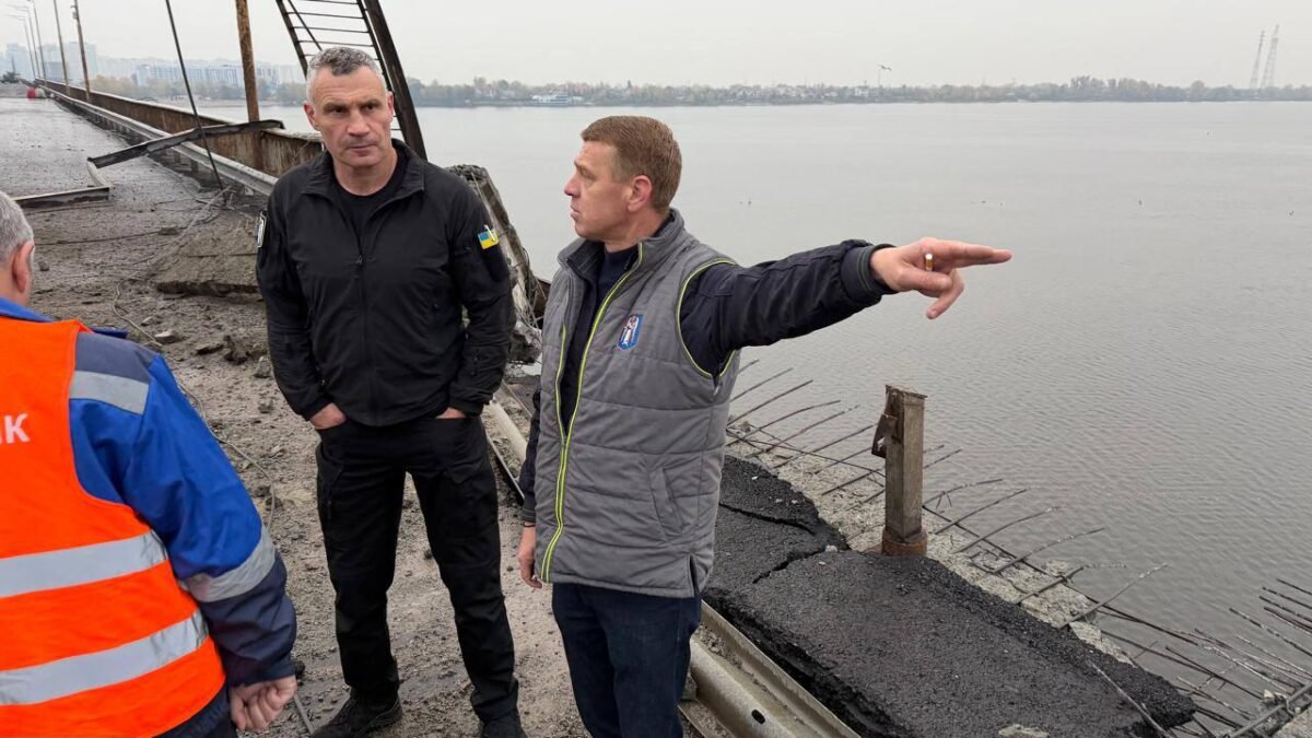 Пошкоджений Південний міст у Києві після ракетної атаки