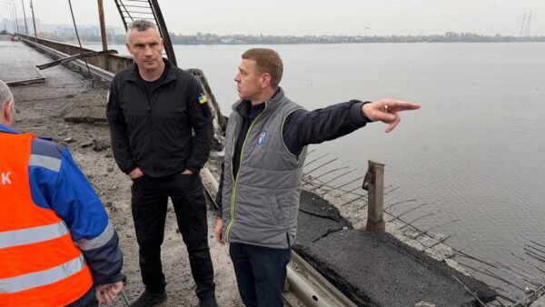 Пошкоджений Південний міст у Києві після ракетної атаки