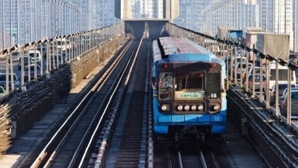 Люди в метро Контрактова площа під час повітряної тривоги