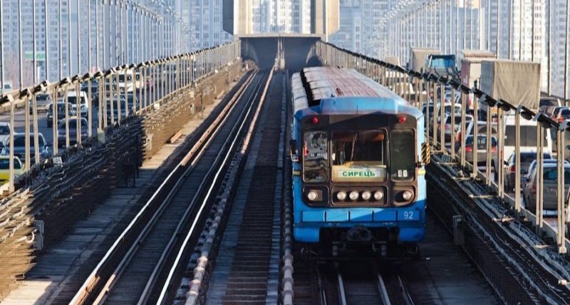 Поїзд метро на Південному мосту в Києві