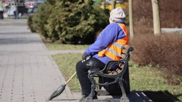 Комунальник перевіряє електрощиток у Києві