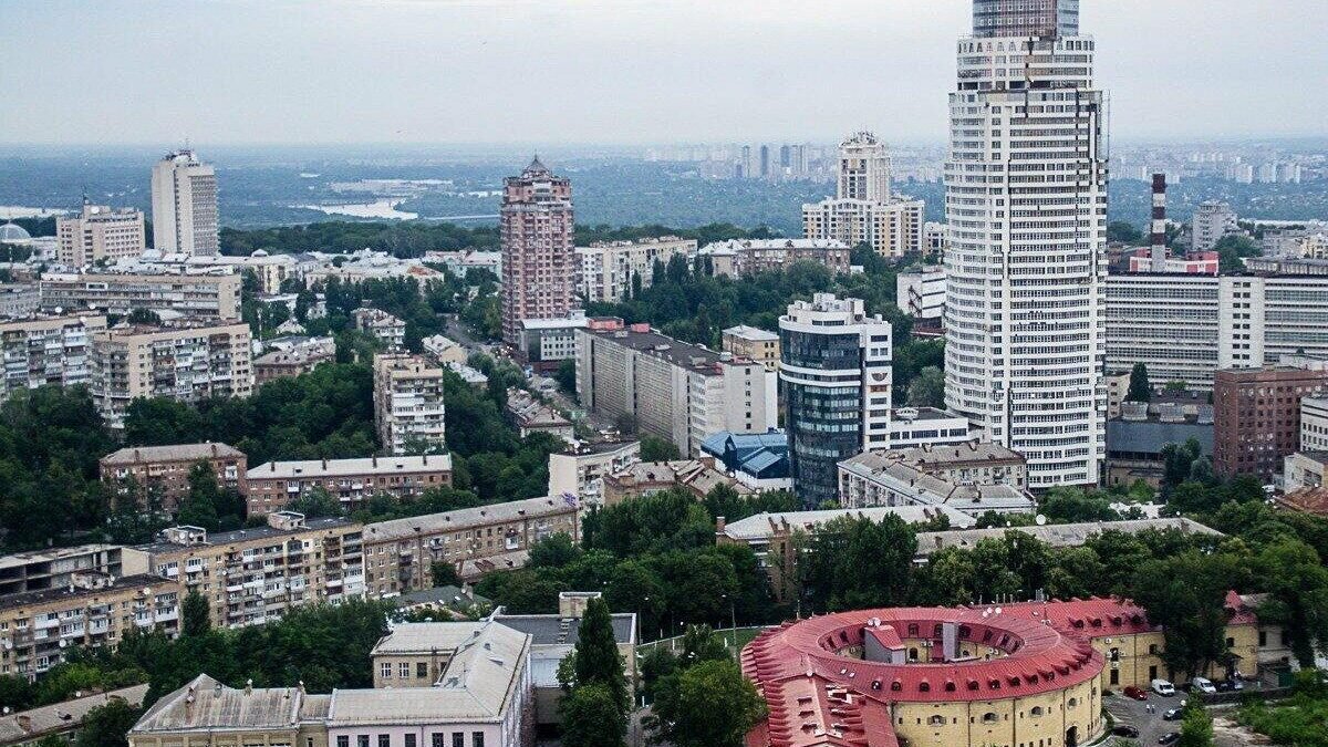 Сучасний житловий будинок у Києві, що символізує зміни на ринку оренди