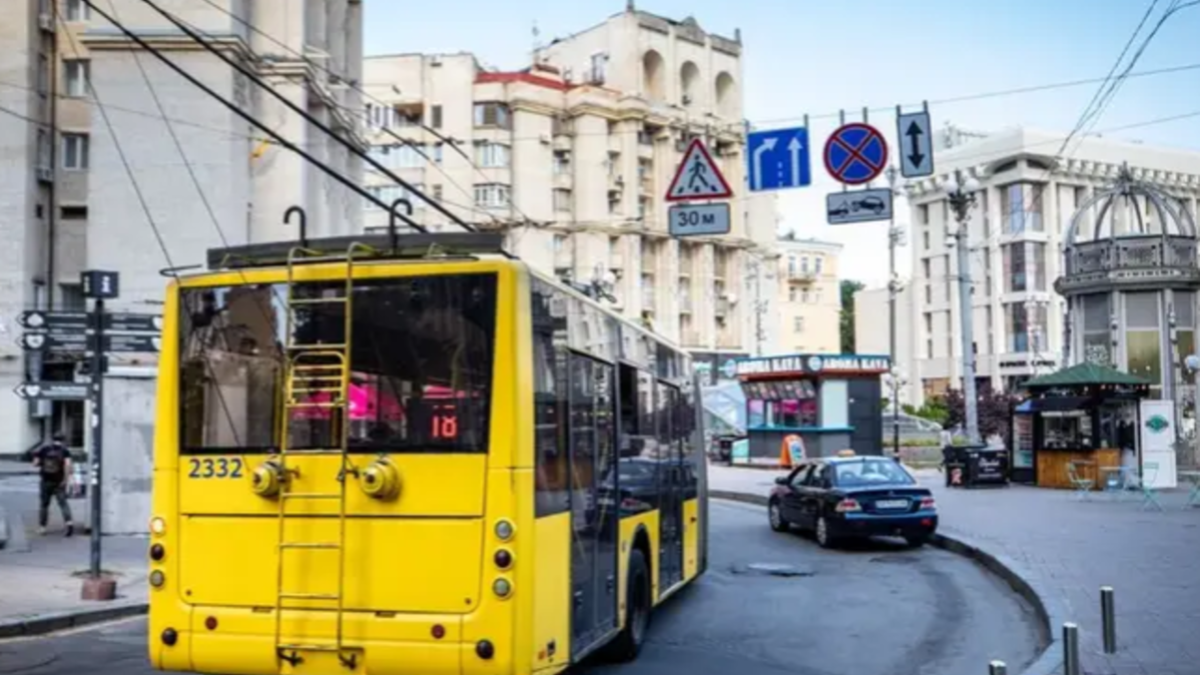 Київ: наслідки дронової атаки, зупинка транспорту та відсутність світла
