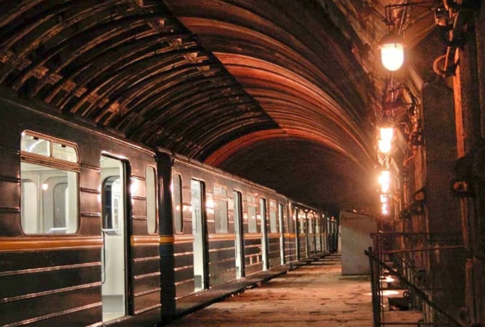 Потяг київського метрополітену на станції