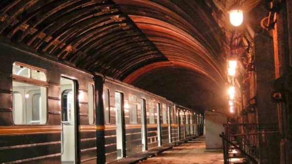 Потяг київського метрополітену на станції
