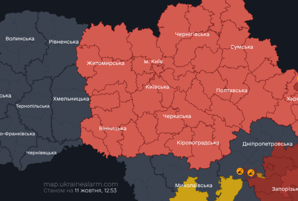 Наслідки падіння уламків БпЛА біля АЗС у Дарницькому районі Києва