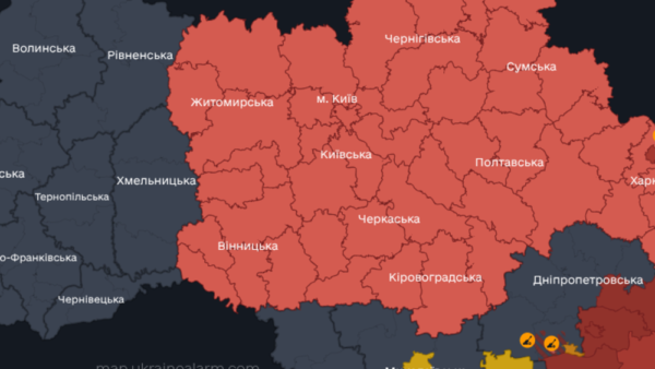 Наслідки падіння уламків БпЛА біля АЗС у Дарницькому районі Києва