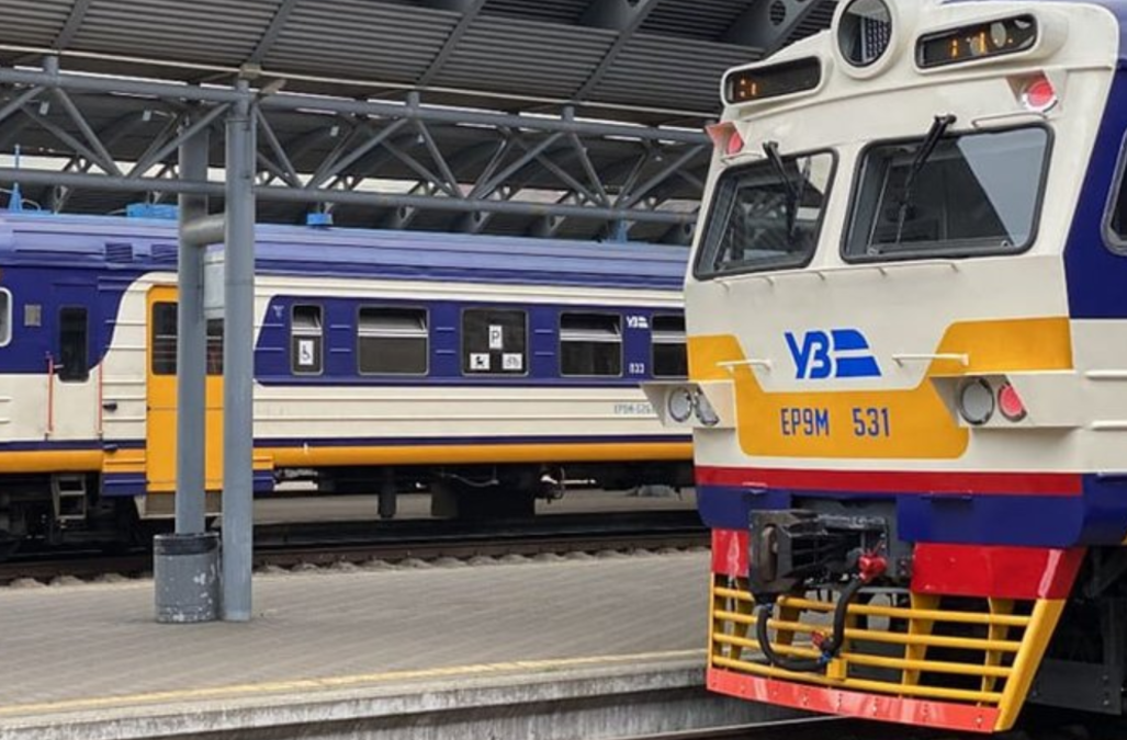 Електропотяг Kyiv City Express на залізничній платформі