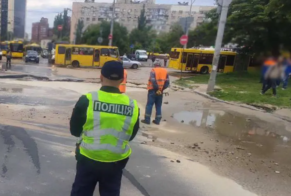 Провалля на Голосіївській вулиці, автомобіль у ямі
