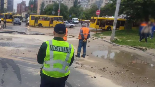 Провалля на Голосіївській вулиці, автомобіль у ямі