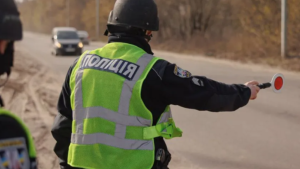 Уламки металу на дорозі після ДТП на Берестейському проспекті