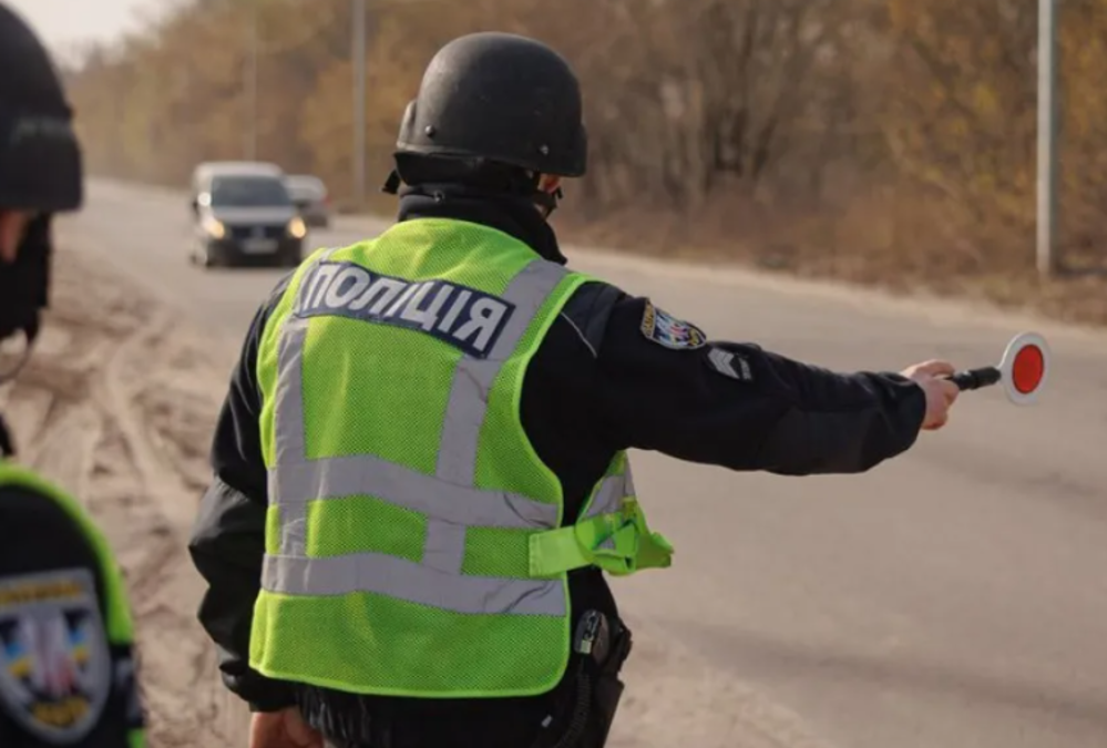 Уламки металу на дорозі після ДТП на Берестейському проспекті
