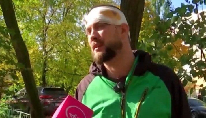 Пошкоджений житловий будинок у Деснянському районі Києва після ракетного удару