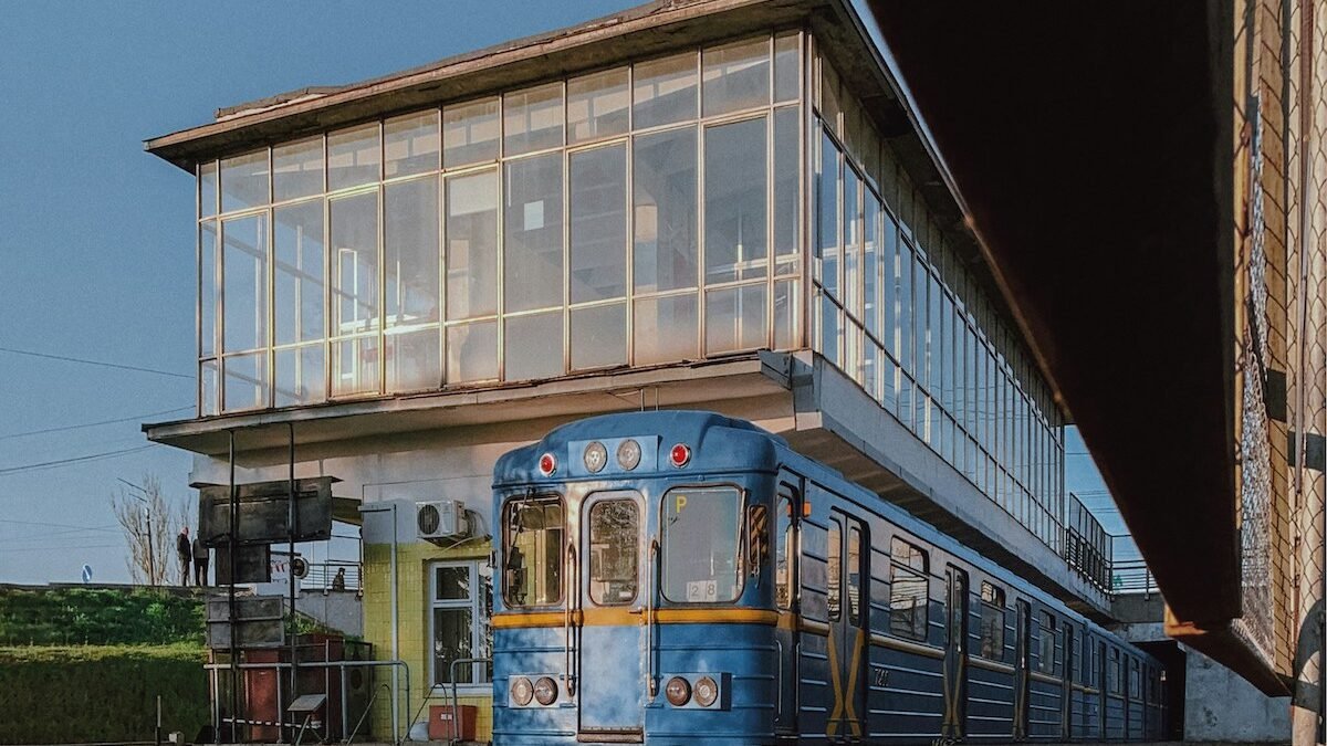Поїзд київського метрополітену на наземній ділянці червоної гілки