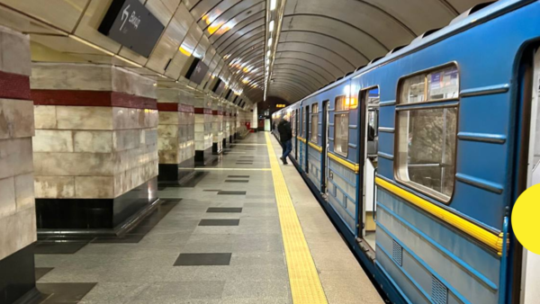 Київське метро, зупинка поїздів через знеструмлення