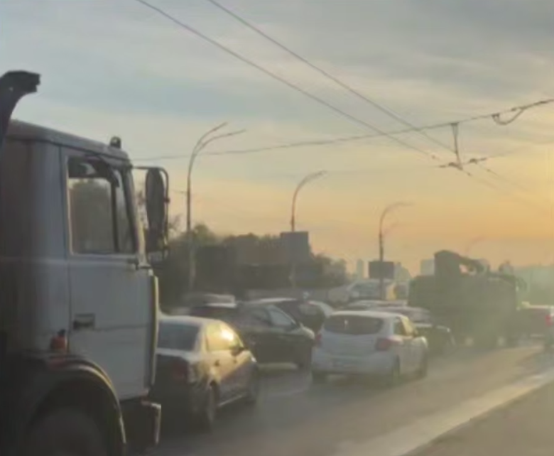 Затор на мостах Києва через обмеження руху